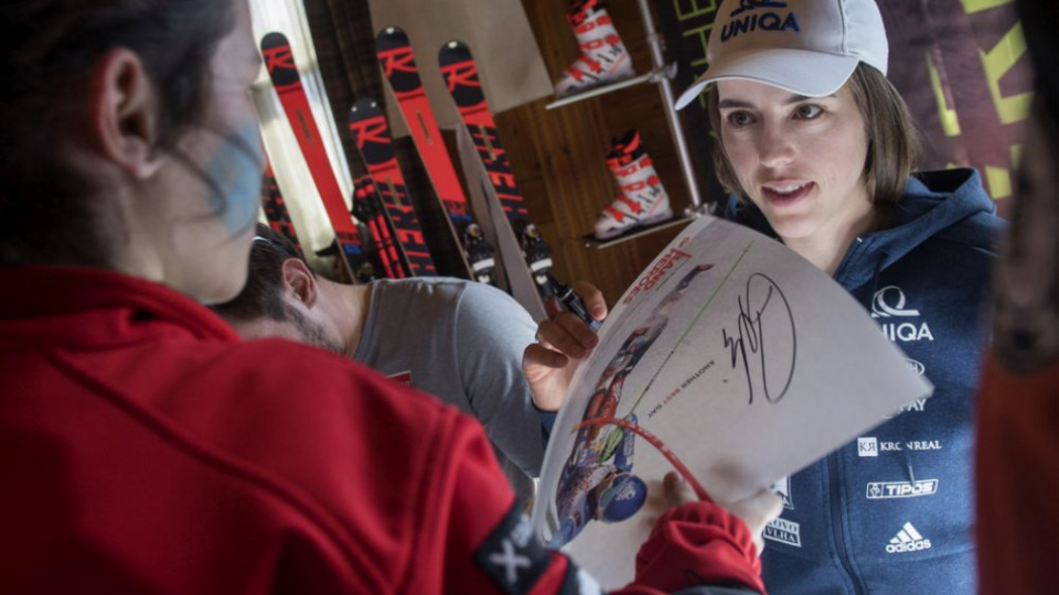 Na snímke slovenská lyžiarka Petra Vlhová, ktorá skončila na druhom mieste v celkovom poradí slalomu žien Svetového pohára v alpskom lyžovaní počas autogramiády v zimnom stredisku Soldeu v Andorre v sobotu 16. marca 2019. 