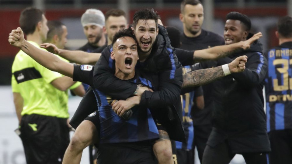 Na snímke hráči Interu oslavujú víťazstvo v zápase 28. kola talianskej Serie A AC Miláno - Inter Miláno v Miláne 17. marca 2019. Inter zvíťazil 3:2.