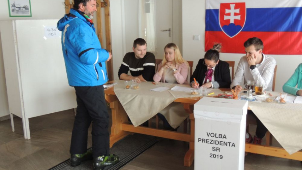 Na snímke volič Pán Peter z Liptovského Mikuláša sa do volebnej miestnosti v obci Krahule vybral priamo z lyžiarskeho svahu v sobotu 16. marca 2019. 