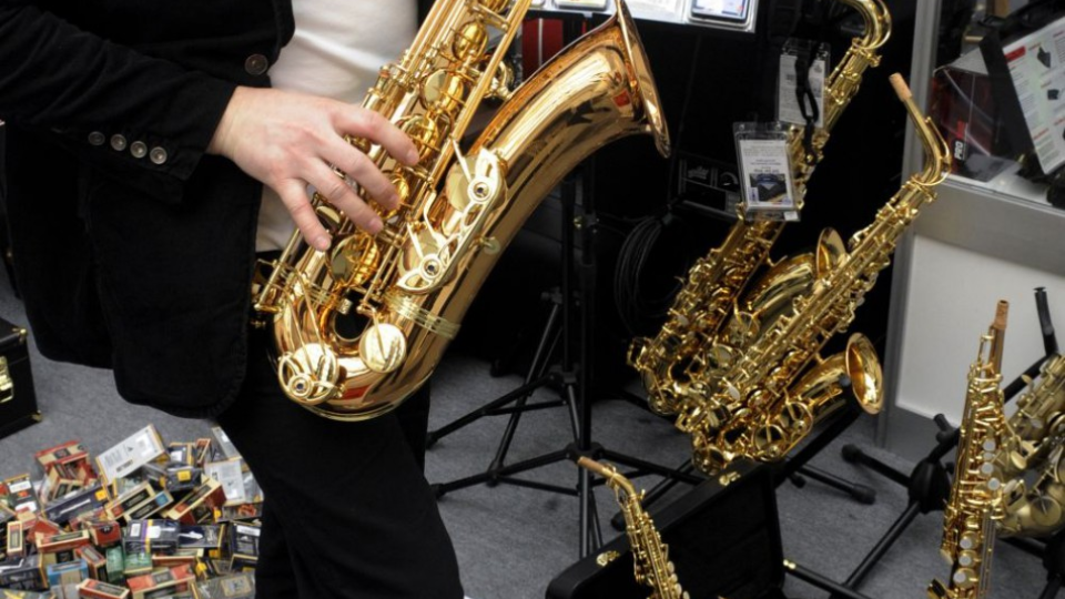 Na ilustračnej snímke saxofón.