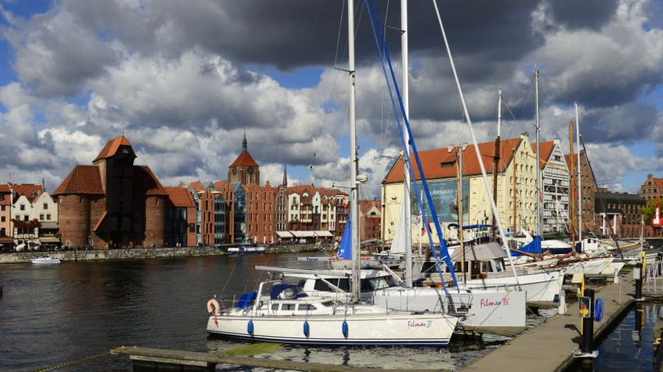 Gdansk je významné prístavné historické mesto na brehu Baltského mora v Poľsku. Na snímke vľavo v pozadí nábrežie centra mesta na rieke Moltawa s budovou (Žuraw) historického žeriavu na nakládku a vykládku lodí, vpravo budovy Centrálneho Morského múzea. 