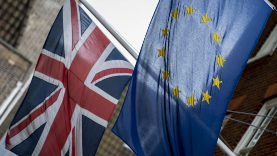 Zástava EÚ (vpravo) a britská zástava vejú pred Európskym domom v Londýne.
