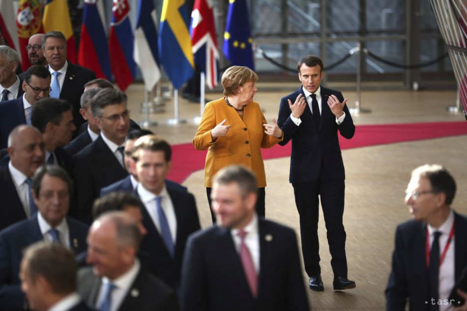 Nemecká kancelárka Angela Merkelová a francúzsky prezident Emmanuel Macron sa rozprávajú v rámci dvojdňového summitu EÚ v Bruseli 22. marca 2019. Druhý sprava slovenský premiér Peter Pellegrini.