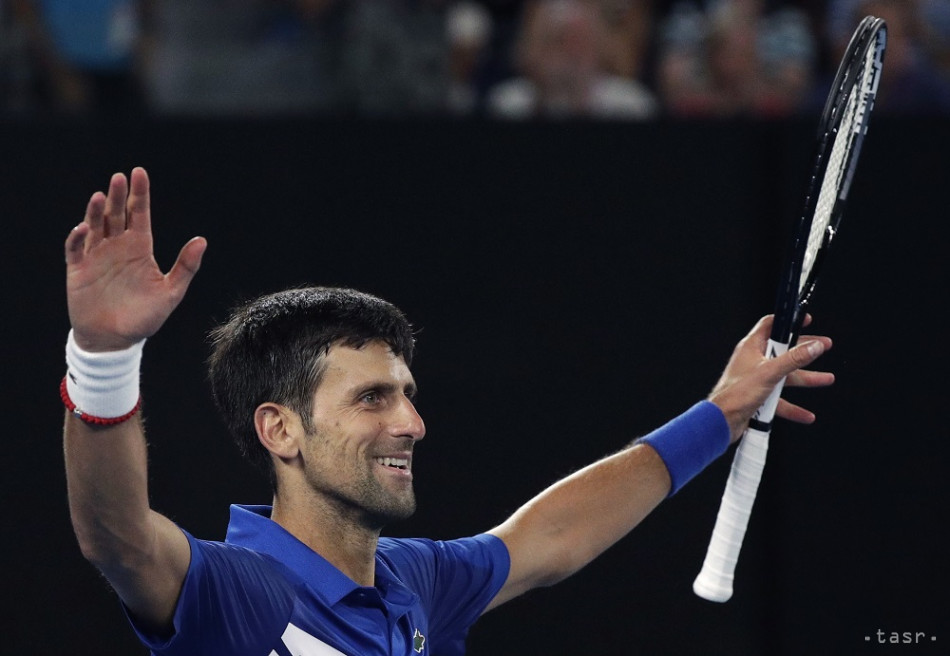 Srbský tenista Novak Djokovič oslavuje víťazstvo vo finálovom zápase proti Španielovi Rafaelovi Nadalovi na grandslamovom turnaji Australian Open 27. januára 2019 v Melbourne. 