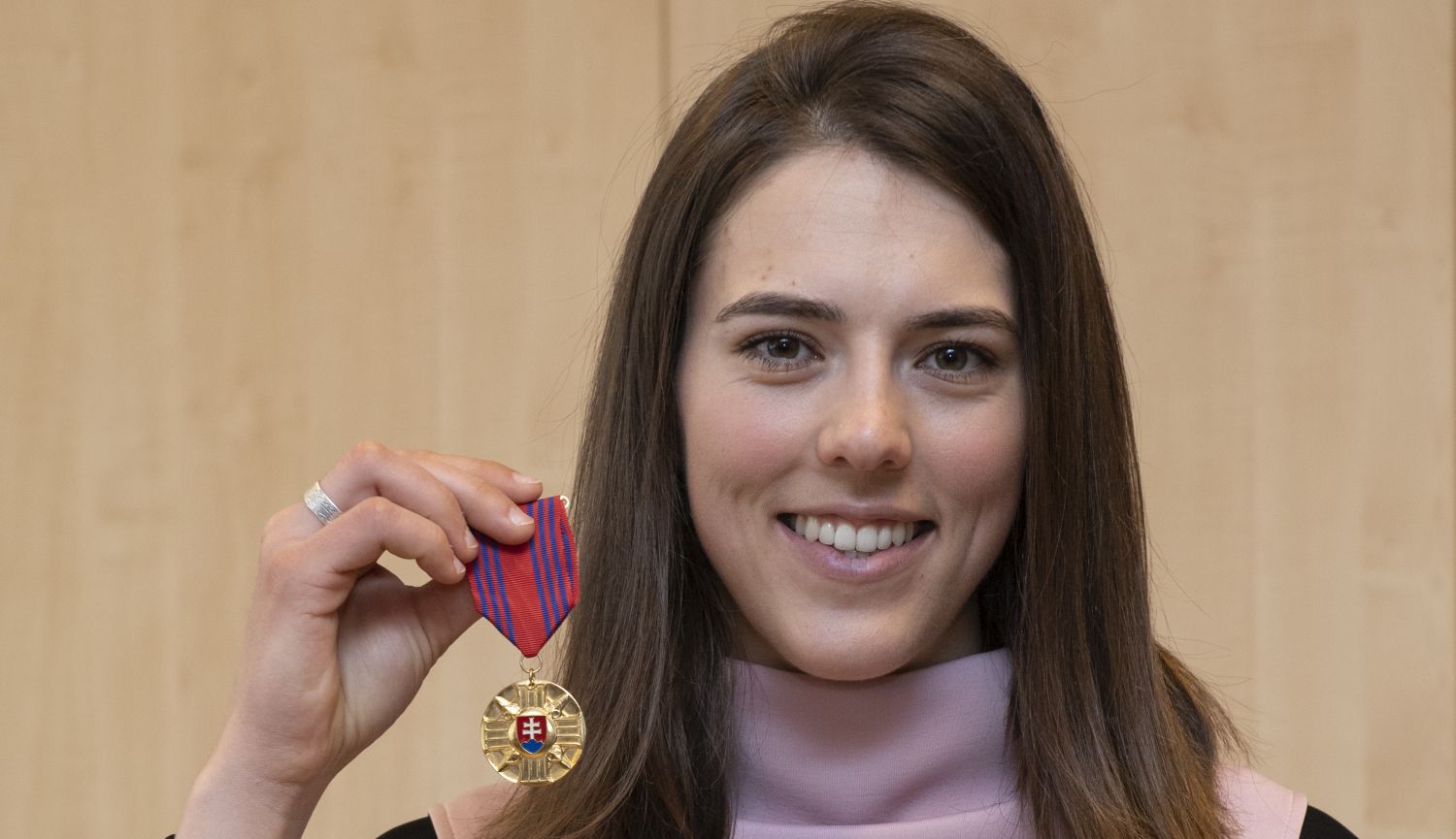 Slovenská reprezentantka v alpskom lyžovaní Petra Vlhová so Zlatou medailou prvého stupňa Ministerstva obrany SR.