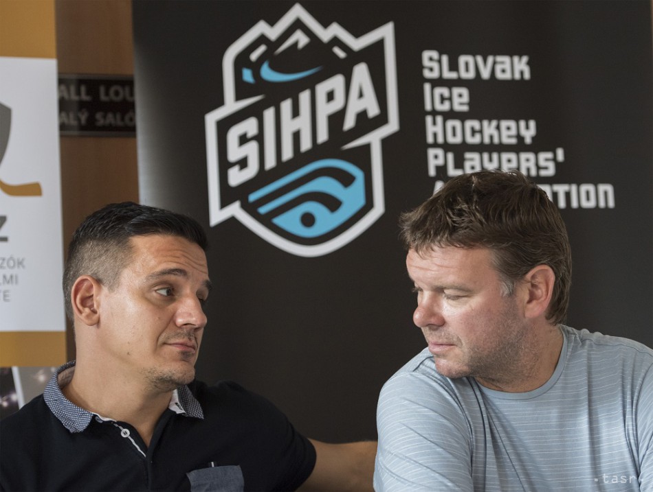 Na snímke hokejisti Branko Radivojevič a Jozef Stümpel počas tlačovej konferencie hokejových asociácií Slovenska (SIHPA), archívna snímka.