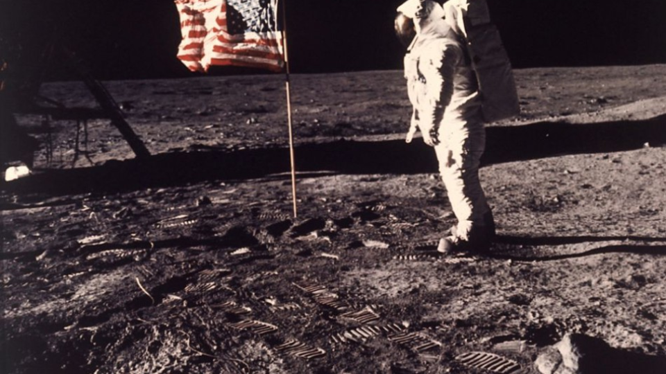 Na archívnej snímke z 20. júla 1969 americký astronaut Edwin E.  Aldrin pózuje pri americkej zástave na povrchu Mesiaca. 