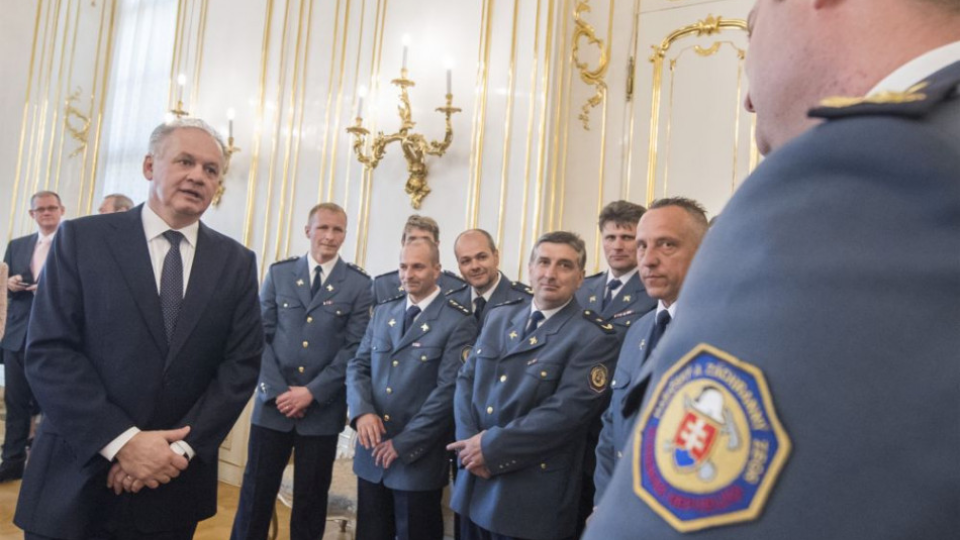 Prezident SR Andrej Kiska (vľavo) prijal laureátov Zlatého záchranného kríža 2018 v Prezidentskom paláci 27. marca 2019 v Bratislave.