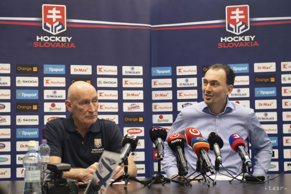 Na archívnej snímke zľava tréner slovenskej hokejovej reprezentácie Craig Ramsay a generálny manažér slovenskej hokejovej reprezentácie Miroslav Šatan.