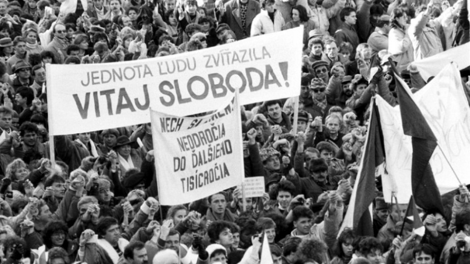 Na archívnej snímke desaťtisíce obyvateľov Banskej Bystrice a okolia vyjadrili 27.novembra 1989 na Námestí SNP v Banskej Bystrici svoju podporu generálnemu štrajku.