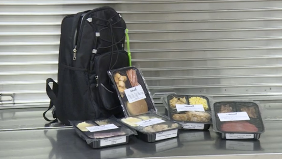 Mrazené jedlo, ktoré dostávajú študenti v škole v americkom meste Elkhart na konzumáciu doma.