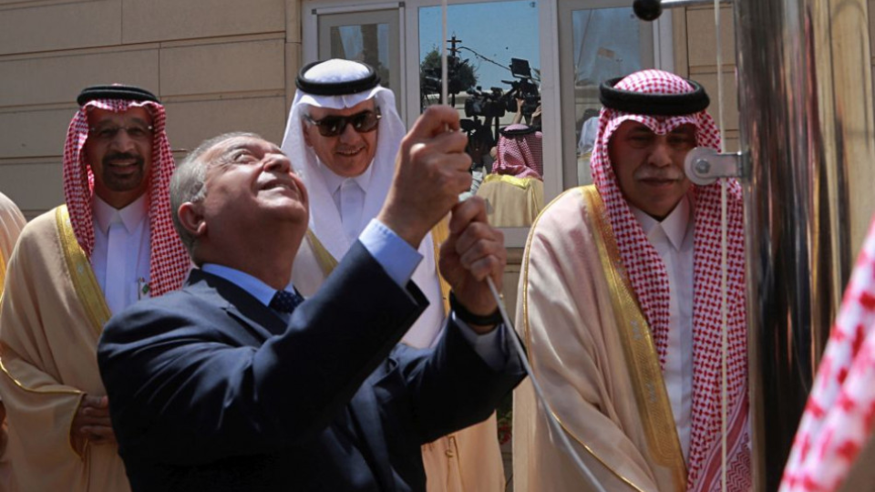Iracký minister zahraničných vecí Mohamed al-Hakim zdvíha saudskoarabskú zástavu počas otvorenia saudskoarabského konzulátu 4. apríla 2019 v Bagdade.  Saudská Arábia vo štvrtok opätovne otvorila svoj konzulát v irackej metropole Bagdad, po prvý raz za uplynulých takmer 30 rokov.