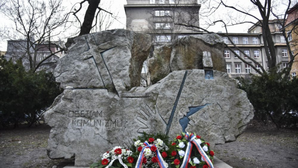 Snímka z pietnej spomienky Ústavu pamäti národa (ÚPN) na obete komunistického režimu pri Pamätníku obetí komunistického režimu 25. februára 2019 v Bratislave.