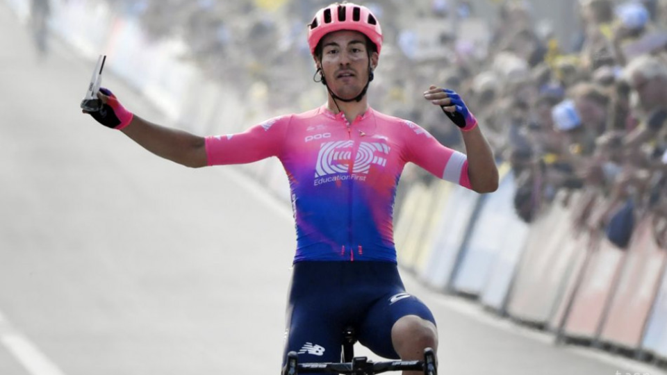 Na snímke taliansky cyklista Alberto Bettiol  (Education First) oslavuje víťazstvo v cieli preteku Okolo Flámska v Oudenaarde 7. apríla 2019.