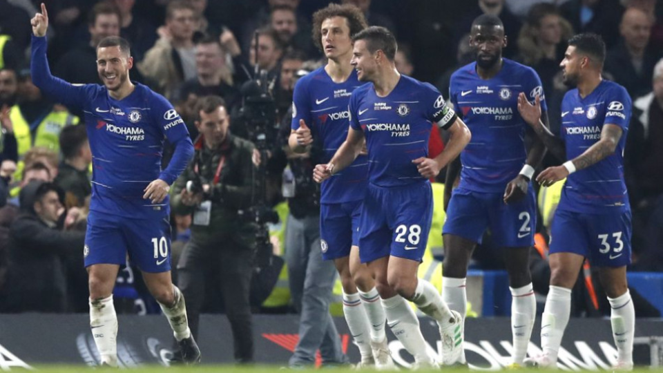 Na snímke vľavo hráč Chelsea Eden Hazard oslavuje svoj úvodný gól v 24. minúte v zápase 33. kola anglickej futbalovej Premier League FC Chelsea - West Ham United v pondelok 8. apríla 2019. 