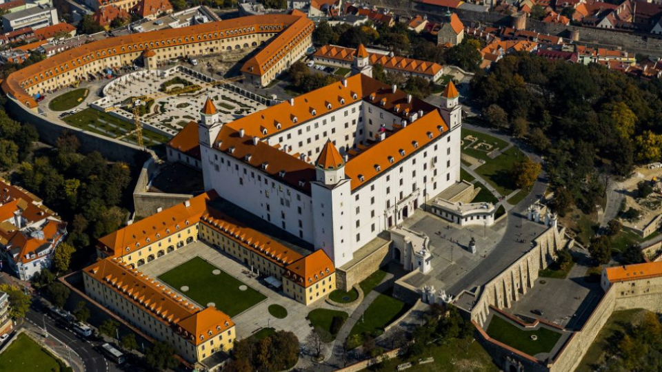 Na leteckej snímke z 11. októbra 2018 v Bratislave pohľad na Bratislavský hrad.