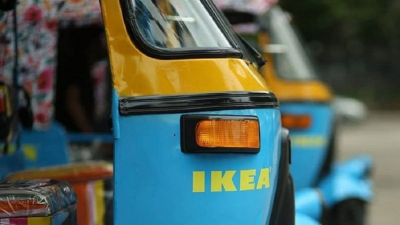 Farebné a ekologické! IKEA v Indii objednávky doručuje na rozkošných elektrických tuk tukoch