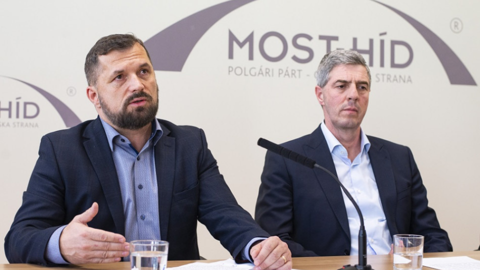 Na snímke predseda strany Most-Híd Béla Bugár (vpravo) a poslanec Európskeho parlamentu za stranu Most - Híd József Nagy. 