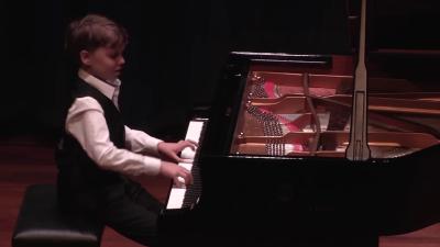 Len 12-ročný slovenský klavirista ohúril svet! Z medzinárodnej súťaže si nesie hneď niekoľko ocenení