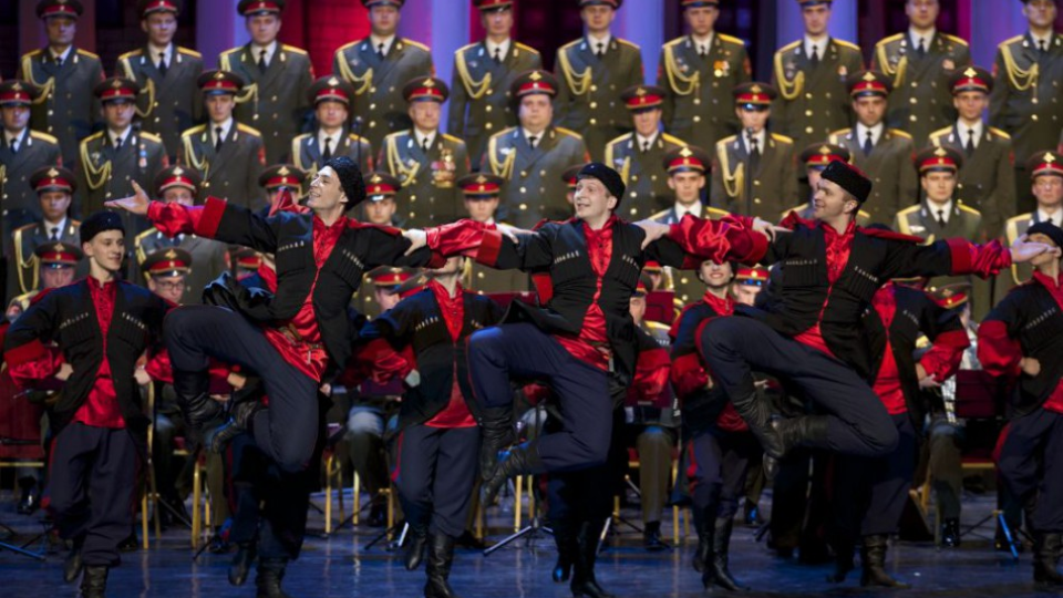 Na snímke tanečníci ruského armádneho súboru Alexandrovci.