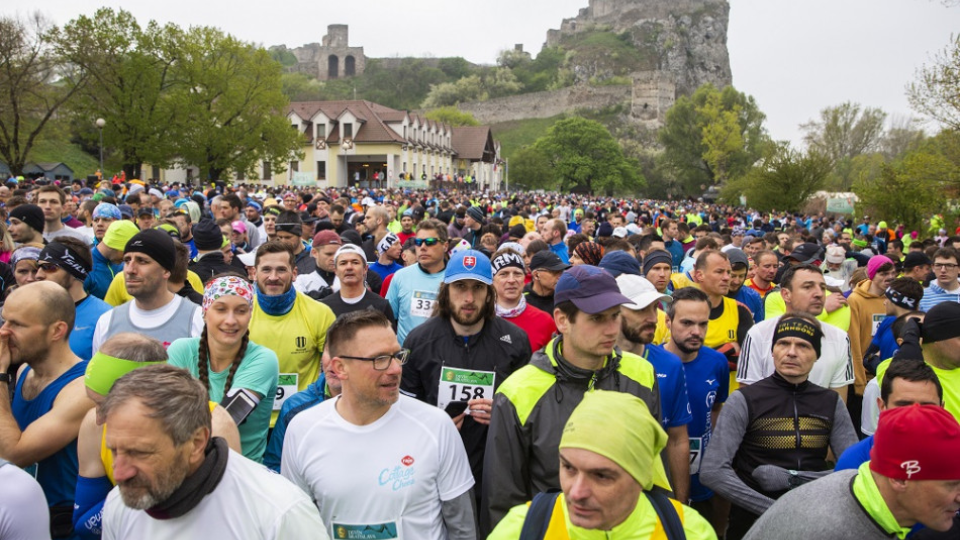 Na snímke bežci čakajú na štart 72. ročníka Národného behu Devín – Bratislava pod hradom Devín v Bratislave 14. apríla 2019.