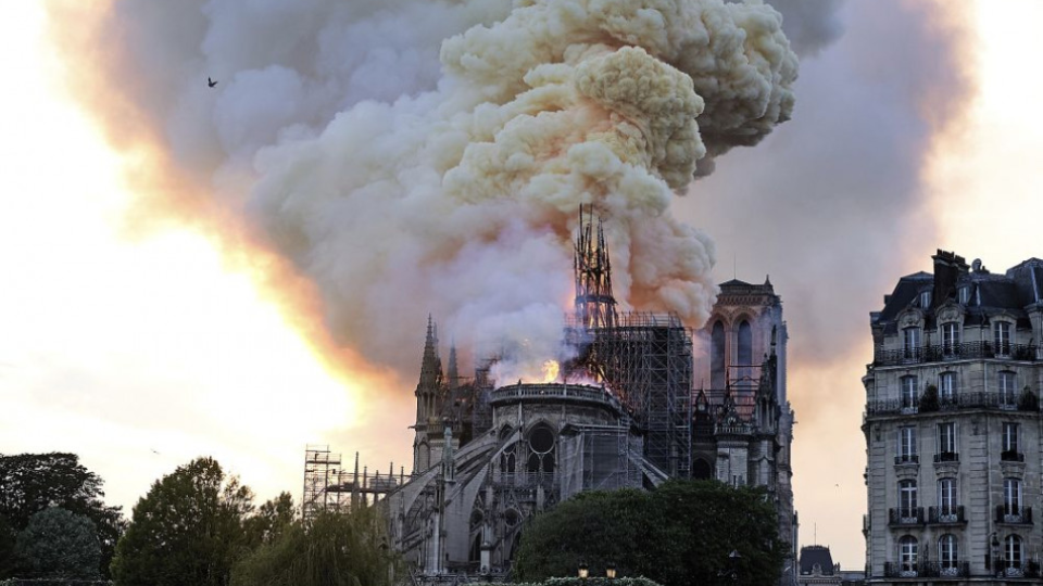 Na snímke Katedrála Notre-Dame počas požiaru 15. apríla 2019 v Paríži.