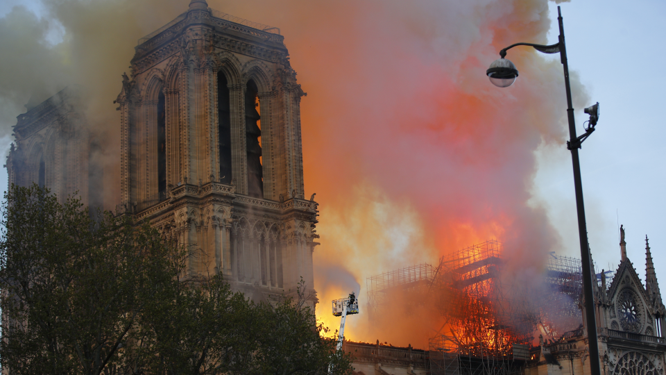 Na snímke Katedrála Notre-Dame počas požiaru 15. apríla 2019 v Paríži. V parížskej Katedrále Notre-Dame vypukol v pondelok popoludní požiar, ktorý môže súvisieť s prebiehajúcimi renovačnými prácami.