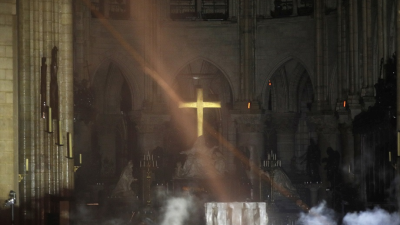 Symbolom nádeje po požiari v Notre Dame je kríž, ktorý sa stále týči nad oltárom. Tu sú prvé fotky interiéru