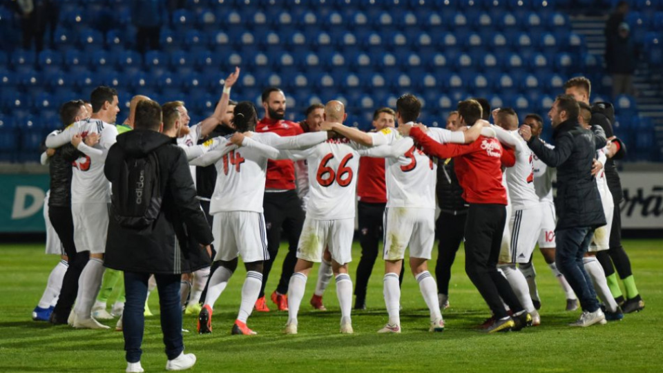 Na snímke radosť hráčov Trnavy po postupe do finále po skončení odvetného zápasu semifinále Slovnaft Cup-u medzi FK Senica - FC Spartak Trnava v utorok 16. apríla 2019 v Senici.