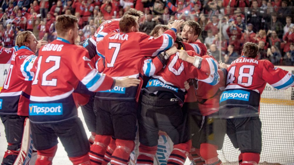 Hokejisti Banskej Bystrice oslavujú majstrovský titul po víťaznom piatom zápase finále play-off Tipsport ligy v hokeji HC'05 iClinic Banská Bystrica - HK Nitra v Banskej Bystrici 16. apríla 2019.