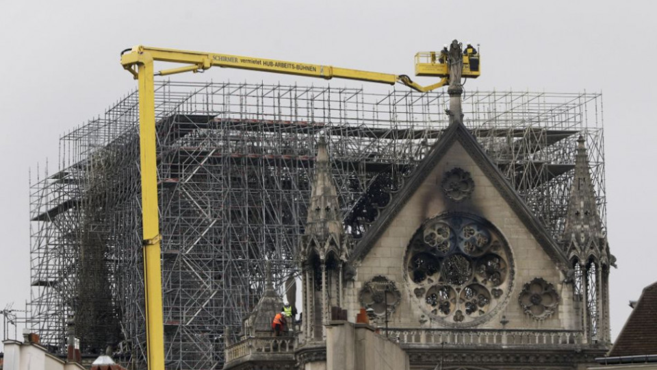 Experti kontrolujú poškodenú Katedrálu Notre-Dame po požiari 16. apríla 2019 v Paríži.