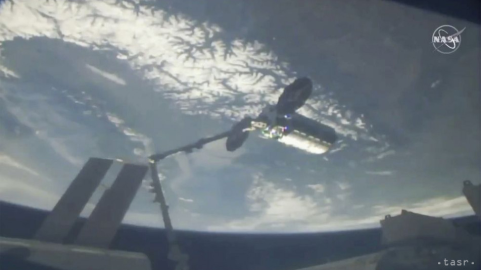 Cygnus s 3450 kilogramami zásob zachytila robotickým ramenom astronautka Anne McClainová krátko pred poludním SELČ.