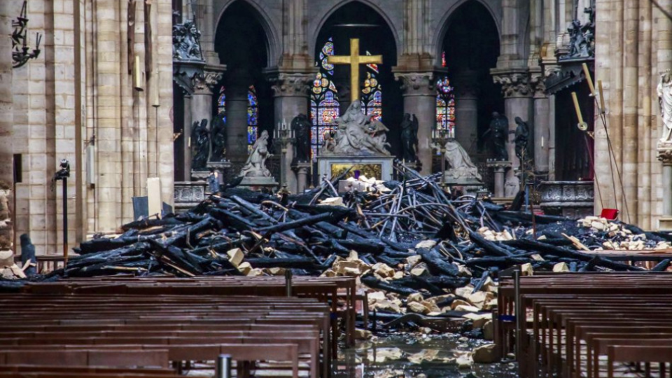 Na snímke pohľad do interiéru Katedrály Notre-Dame po požiari