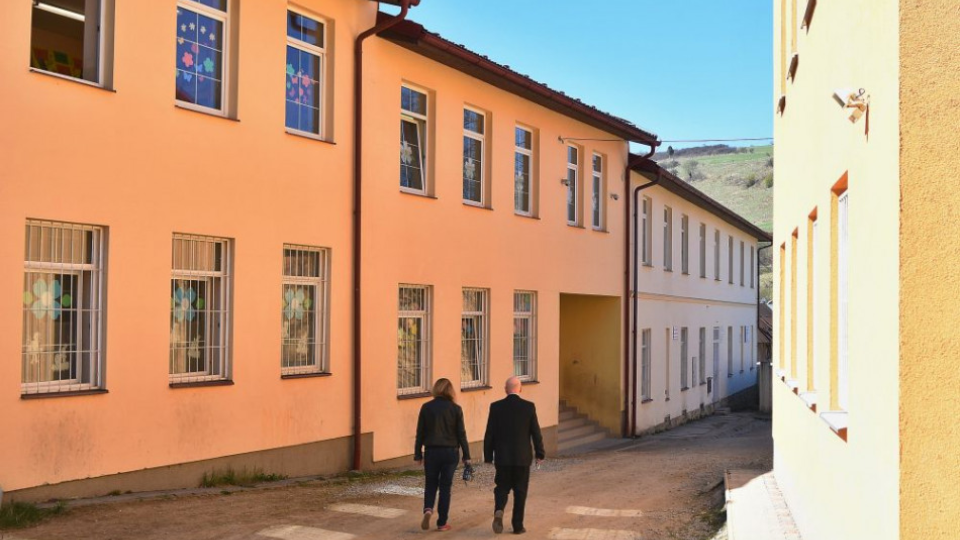 Na snímke dvojica prechádza okolo budov Základnej školy s materskou školou v Lomničke 19. apríla 2019.