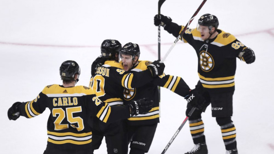 Na obrázku hráči Bostonu Bruins, ktorý sa prebojovali do semifinále Východnej konferencie zámorskej NHL. V rozhodujúcom siedmom zápase 1. kola play off zdolali Toronto Maple Leafs 5:1.