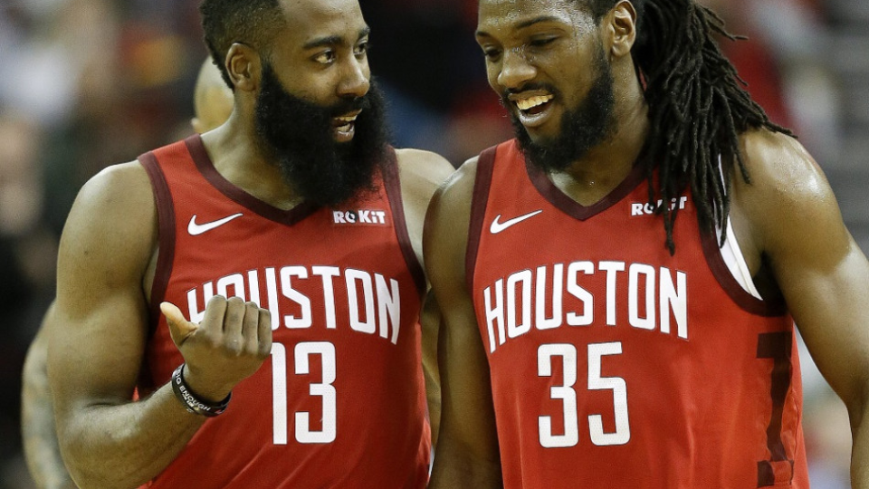 Basketbalista James Harden so spoluhráčom Kennethom Fariedom z tímu Houston Rockets. 