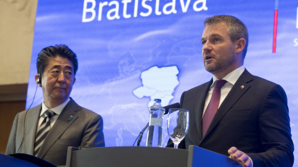 Na snímke vľavo japonský premiér Šinzó Abe a vpravo premiér SR Peter Pellegrini počas tlačovej konferencie na summite V4 + Japonsko v Bratislave 25. apríla 2019.