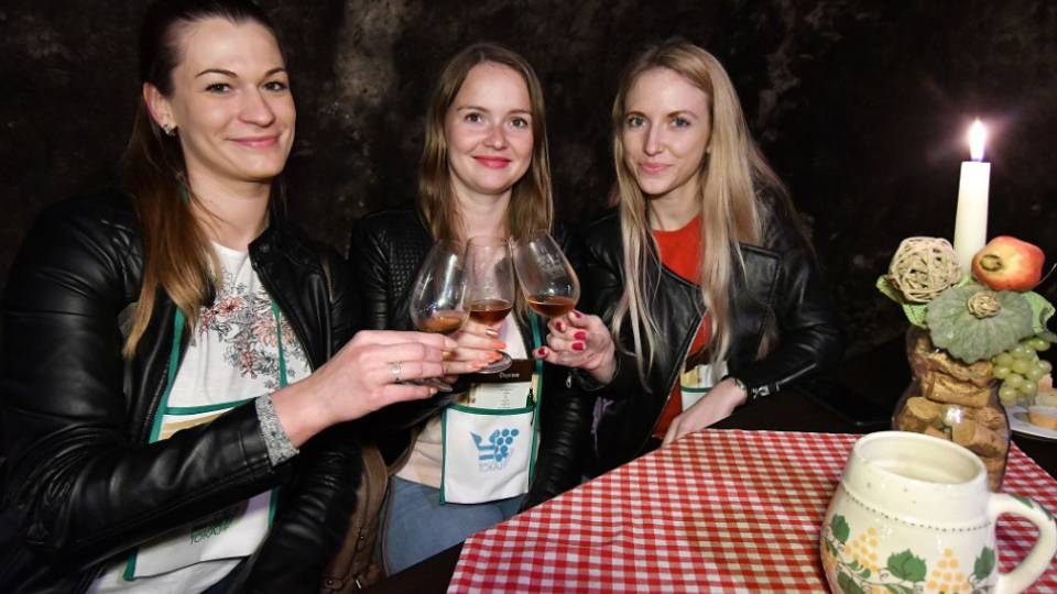 Na snímke návštevníci degustujú víno v tokajskej pivnici firmy Tokaj & CO v Malej Tŕni počas 12. ročníka jarnej prehliadky pivníc spojený s ochutnávkou tokajských vín pod názvom Urban 2019  v stredovekých pivniciach Vinohradníckej oblasti Tokaj 27. apríla 2019. Do akcie sa zapojilo sedem výrobcov vína. U každého bola pripravená degustácia s ponukou tokajských špecialít. 