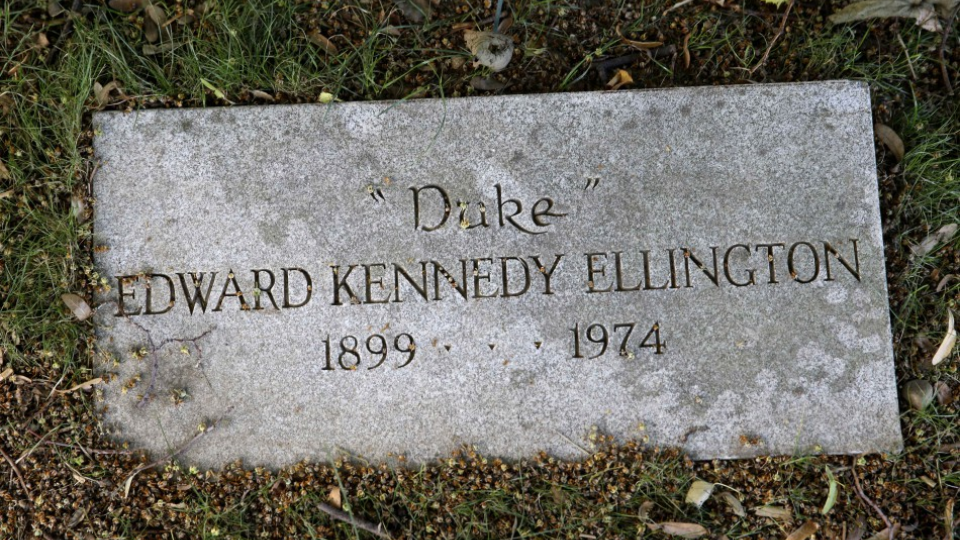 V Bronxe v New Yorku na cintoríne na woodlawnskom cintoríne odpočíva džezový komponista, pianista a bandleader Duke Ellington.