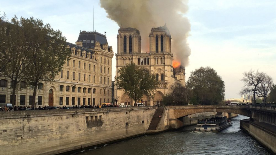 Na snímke Katedrála Notre-Dame počas požiaru 15. apríla 2019 v Paríži.