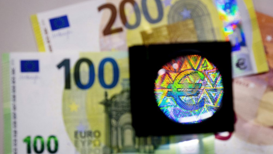 Na snímke zväčšené kópie bankoviek v hodnote 100 a 200 eur, ktoré majú  vylepšené ochranné prvky, predstavujú v Európskej centrálnej banke vo Frankfurte nad Mohanom 17. septembra 2018.