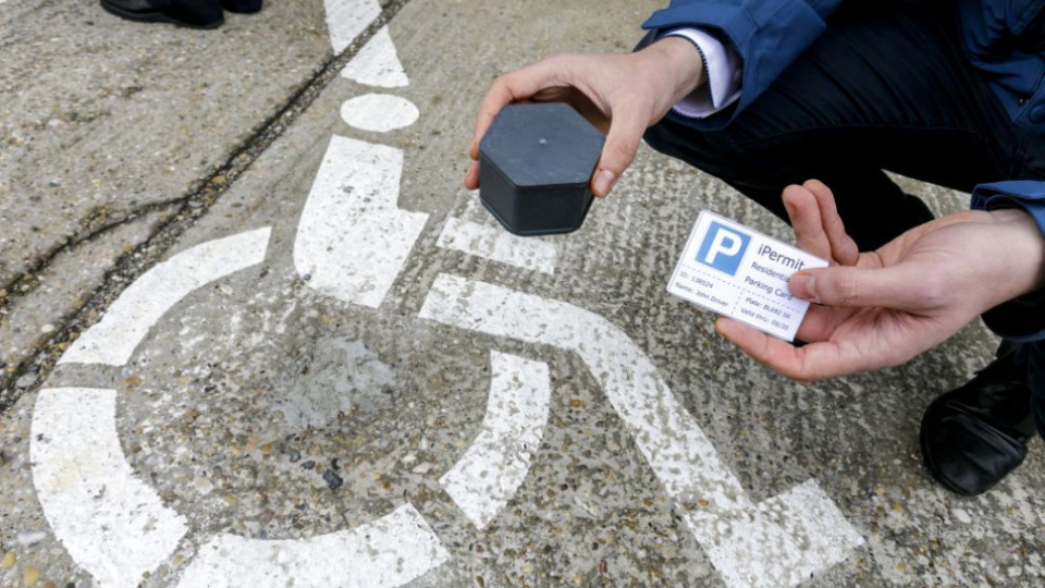 Osoby s ťažkým zdravotným postihnutím, ktoré potrebujú vyhradené parkovacie miesto, budú so svojím vozidlom parkovať jednoduchšie. Bratislavská mestská časť Karlova Ves, ako prvá samospráva na Slovensku, skúšobne osadila pod parkovacie miesta pre zdravotne znevýhodnených inteligentné parkovacie senzory (na snímke). Ak takejto osobe obsadí parkovacie miesto zdravý vodič, okamžite sa o tom dozvie mestská polícia. V Bratislave 29. apríla 2019.