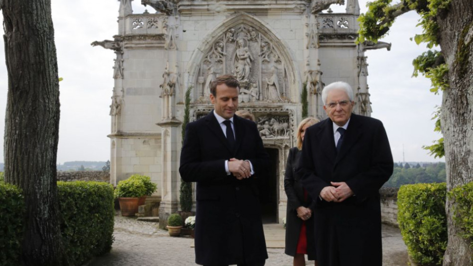 Francúzsky prezident Emmanuel Macron a jeho partner, taliansky prezident Sergio Mattarella s manželkami na spomienkovej ceremónii k 500. výročiu úmrtia talianskeho renesančného umelca, vedca a vynálezcu Leonarda da Vinciho na zámku Chateau d'Amboise v Amboise južne od Paríža 2. mája 2019.
