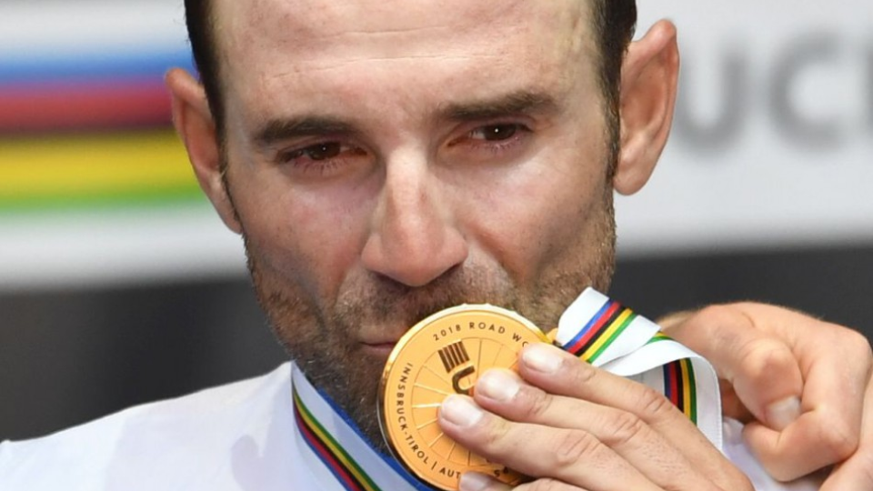 Na snímke španielsky cyklista Alejandro Valverde bozkáva zlatú medailu na pódiu po zisku titulu majstra sveta a víťazstve pretekov mužskej kategórie Elite na majstrovstvách sveta v cestnej cyklistike v  rakúskom Innsbrucku 30. septembra 2018.