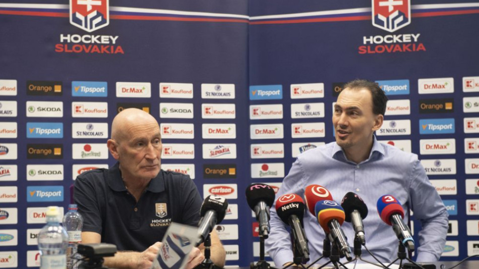 Na snímke zľava tréner slovenskej hokejovej reprezentácie Craig Ramsay a generálny manažér slovenskej hokejovej reprezentácie Miroslav Šatan.