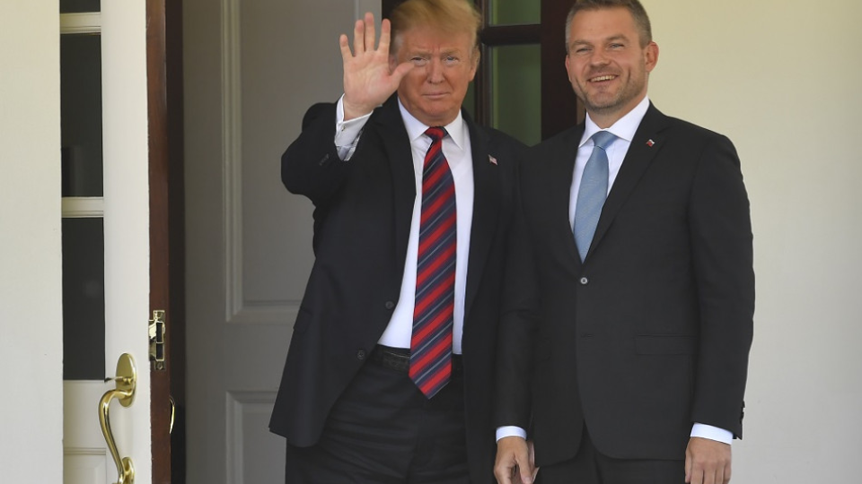 Na snímke americký prezident Donald Trump (vľavo) víta slovenského premiéra Petra Pellegriniho (vpravo) v Bielom dome vo Washingtone 3. mája 2019.
