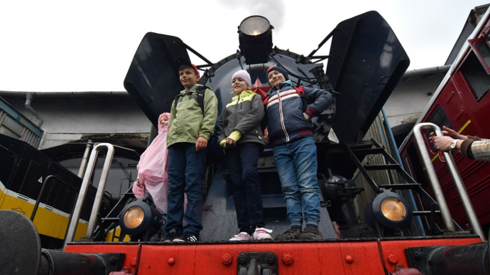 Na snímke návštevníci obdivujú parné rušne na prehliadke historickej a súčasnej železničnej techniky pod názvom Rušňoparáda 2019 v košickom rušňovom depe Železničnej spoločnosti Slovensko v Košiciach 4. mája 2019. 