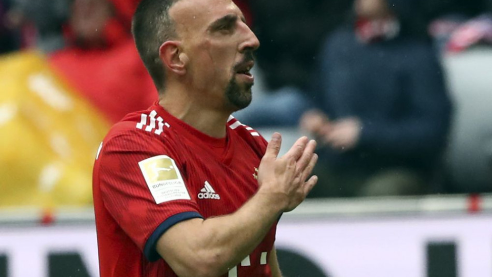 Na snímke francúzsky stredopoliar Bayernu Franck Ribéryoslavuje svoj gól  a tretí mužstva v zápase 32. kola nemeckej futbalovej Bundesligy Bayern Mníchov - Hannover 1896 v sobotu 4. mája 2019. 