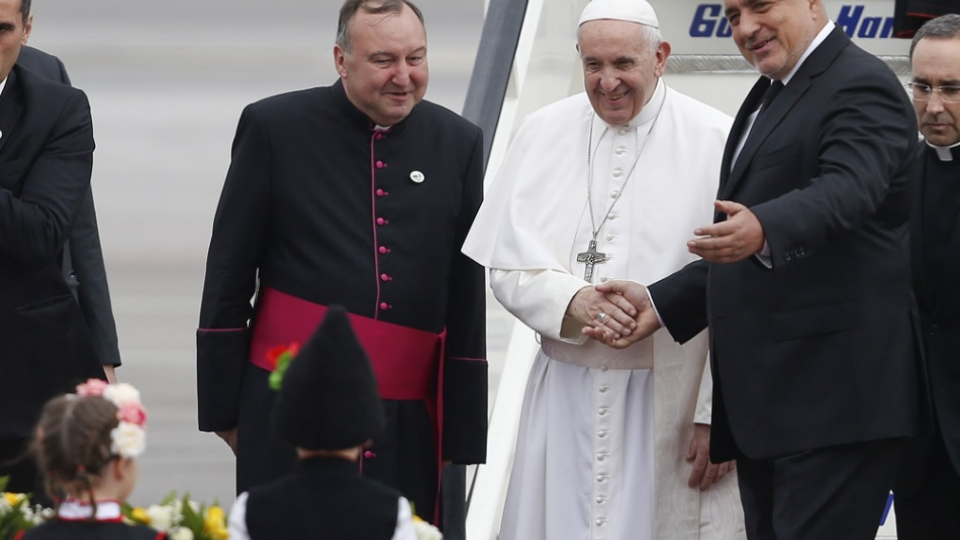 Na snímke druhý sprava pápež František, vpravo bulharský premiér Bojko Borisov počas privítania po prílete na letisku v Sofii 5. mája 2019. 