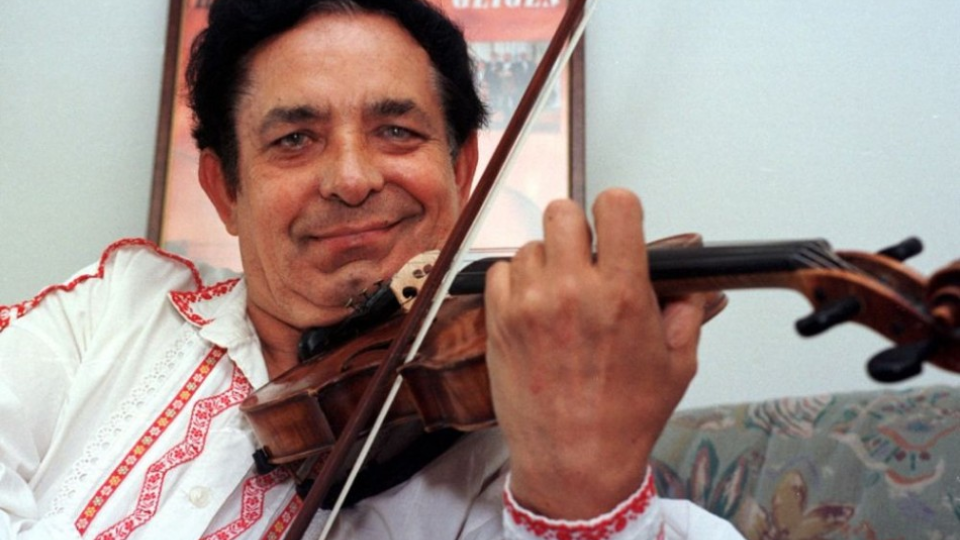 V roku 1939 sa narodil v Očovej huslista JÁN BERKY MRENICA, zakladateľ a vedúca osobnosť známeho hudobného zoskupenia Diabolské husle. Zomrel 12.10.2008